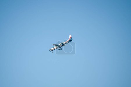Téléchargez les photos : Un avion léger descendant pour atterrir pendant la journée, Wiltshire Royaume-Uni - en image libre de droit