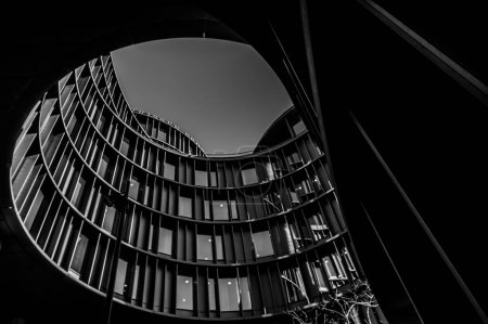 Téléchargez les photos : Un plan bas-angle en niveaux de gris des tours Axel à Copenhague, Danemark - en image libre de droit