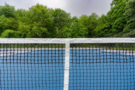 Téléchargez les photos : Incroyable nouveau court de tennis bleu avec des lignes blanches et gris hors limites - en image libre de droit
