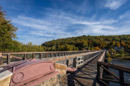 Téléchargez les photos : Le pont de l'aqueduc du Delaware de Roebling au-dessus du fleuve Delaware à Lackawaxen, Pennsylvanie, États-Unis - en image libre de droit