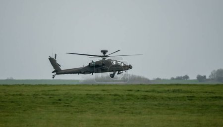 Foto de Un helicóptero de ataque del ejército gris oscuro en vuelo durante el día, Wiltshire UK - Imagen libre de derechos