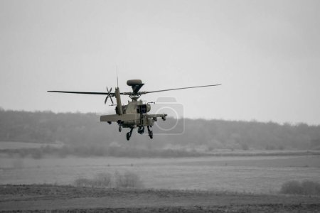 Foto de Helicóptero de ataque del ejército realizando maniobra de hover de bajo nivel - Imagen libre de derechos