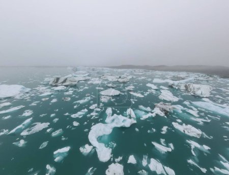 Téléchargez les photos : Une vue aérienne des glaciers en mer - en image libre de droit