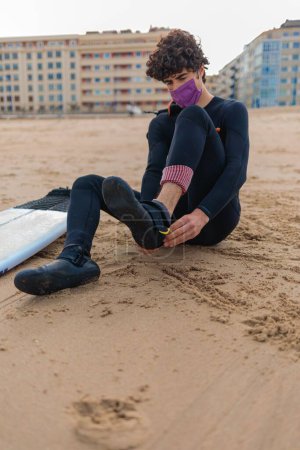 Foto de Un surfista caucásico preparándose para surfear en el océano - Imagen libre de derechos