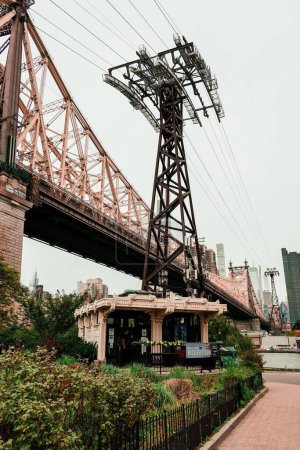 Téléchargez les photos : Le téléphérique et le pont Queensboro et boutique de souvenirs, sur Roosevelt Island, NYC - en image libre de droit