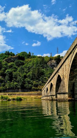 Foto de Un viejo puente hermoso sobre el río Drina en Visegrad, Bosnia y Herzegovina en un día soleado - Imagen libre de derechos