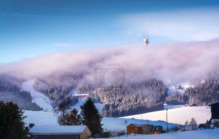 Téléchargez les photos : Un beau cliché de nuages brumeux sur des montagnes enneigées à Klinovec, République tchèque - en image libre de droit
