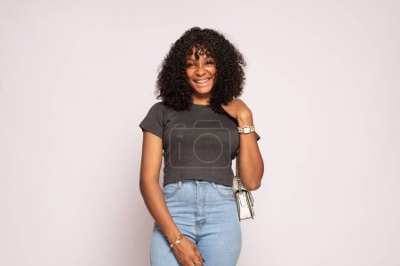 Téléchargez les photos : Belle dame noire se sentant excité et heureux - en image libre de droit