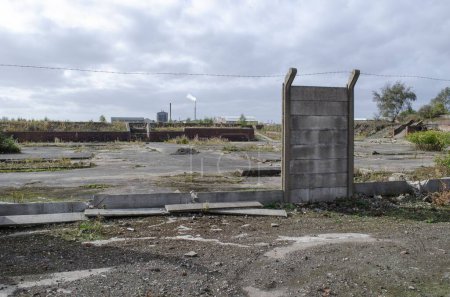 Téléchargez les photos : Site contaminé de l'ancienne usine chimique - en image libre de droit