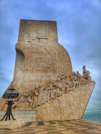 Foto de Un plano vertical del Monumento a los Descubrimientos ubicado en Lisboa, Portugal - Imagen libre de derechos