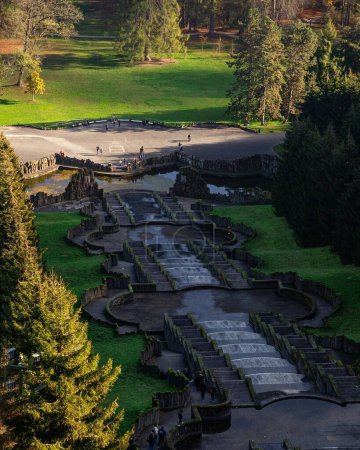 Téléchargez les photos : Un plan d'eau vertical descend les cascades du parc du château de Wilhelmshoehe à Kassel, en Allemagne - en image libre de droit