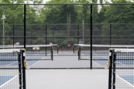 Toller neuer blauer Tennisplatz mit weißen Linien und grau außer Rand und Band