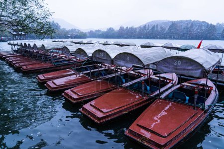 Foto de Los barcos rojos en una orilla en un día de invierno - Imagen libre de derechos
