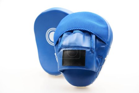 Téléchargez les photos : Un gros plan de gants de boxe bleus isolés sur fond blanc - en image libre de droit