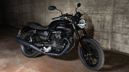 Téléchargez les photos : Un Moto Guzzi V7 Stone E5 Ruvido noir garé dans un garage à Braunschweig - en image libre de droit