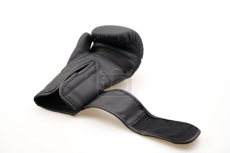 Téléchargez les photos : Un seul gant de boxe noir avec une sangle ouverte isolée sur fond blanc - en image libre de droit