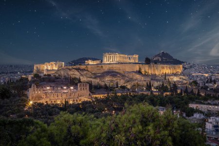Foto de La hermosa vista de la Acrópolis de Atenas por la noche. - Imagen libre de derechos