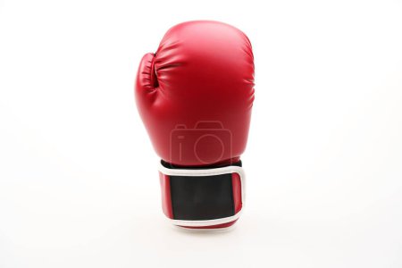 Foto de Un solo guante de boxeo rojo aislado sobre un fondo blanco - Imagen libre de derechos