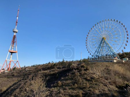 Téléchargez les photos : La grande roue ferris et l'ancienne tour de télévision soviétique sont peut être repéré à partir de la plupart des endroits de la ville. Vous pouvez monter l'un des sentiers - en image libre de droit