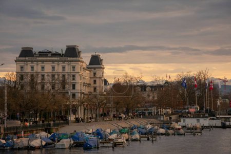 Téléchargez les photos : Une vue sur le port de Zurich pendant le susnet - en image libre de droit