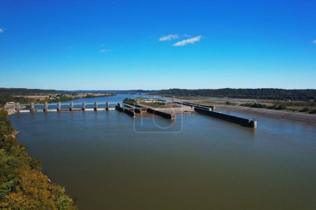 Téléchargez les photos : Les écluses et barrage Robert C Byrd sur la rivière Ohio par une journée ensoleillée à Gallipolis Ferry, Virginie-Occidentale, États-Unis - en image libre de droit