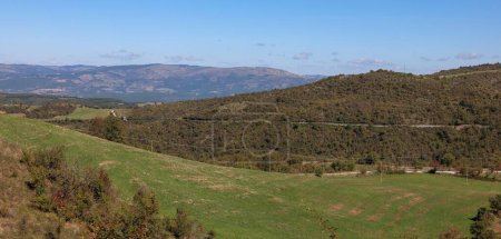 Téléchargez les photos : Un angle élevé d'un paysage pittoresque avec des montagnes boisées et de l'herbe fraîche en Basilicate, Italie - en image libre de droit