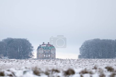 Téléchargez les photos : Un plan en angle bas du pavillon de chasse de l'Ermitage à Dyrehaven, Copenhague, Danemark pendant l'hiver - en image libre de droit