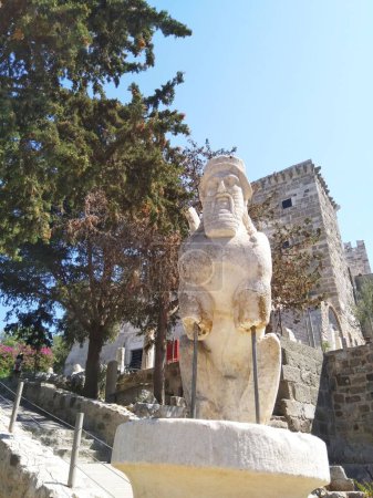 Téléchargez les photos : Le sphinx avec barbe et ailes au Musée Bodrum d'archéologie sous-marine, Turquie, - en image libre de droit