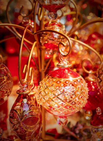 Téléchargez les photos : Une vue rapprochée verticale d'ornements faits à la main d'arbres de Noël accrochés à un stand - en image libre de droit