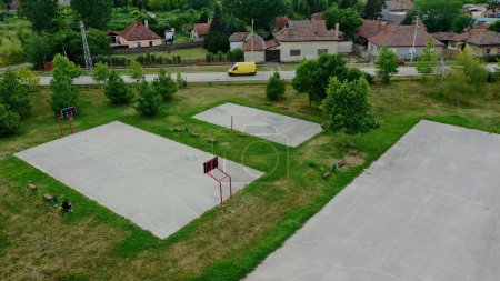 Foto de Un tiro de avión no tripulado a un parque infantil en un barrio residencial de Serbia - Imagen libre de derechos