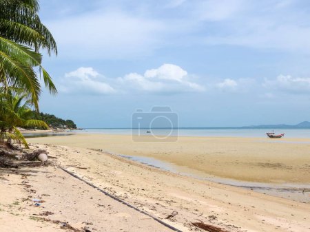 Téléchargez les photos : Un beau paysage avec des bateaux de pêche traditionnels à queue longue à la plage paradisiaque sur l'île de Koh Samui, Thaïlande - en image libre de droit