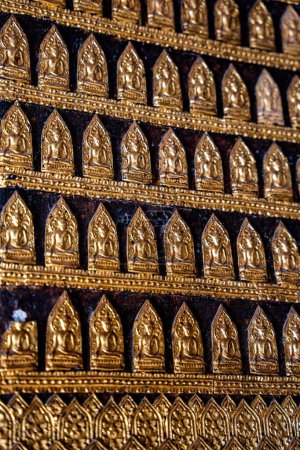Foto de Los iconos del Buda Dorado en el Templo Budista del Siglo XVI, Wat Xieng Thong en Luang Prabang, Laos - Imagen libre de derechos
