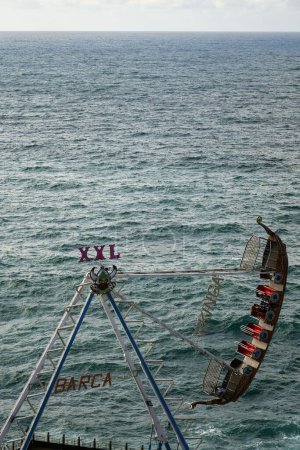 Téléchargez les photos : Une verticale des ornements du navire contre les vagues pittoresques de la mer Cantabrique - en image libre de droit