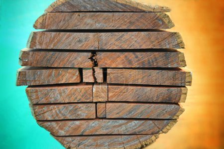 Foto de Un primer plano de tablones de madera apilados uno encima del otro sobre un fondo azul y naranja - Imagen libre de derechos