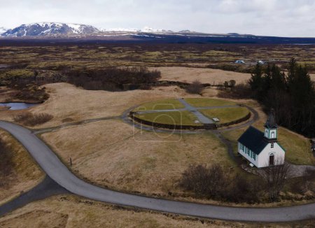 Foto de Un disparo aéreo de avión no tripulado de Lutheran Tingvallakirkja (iglesia Tingvellir) en Islandia - Imagen libre de derechos