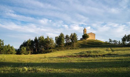 Téléchargez les photos : Le Santuari de Santa Maria del Puig-aguilar sur un talon vert sous le ciel nuageux - en image libre de droit