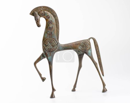 Téléchargez les photos : Sculpture de cheval étrusque en bronze sur fond blanc. Cheval miniature. - en image libre de droit