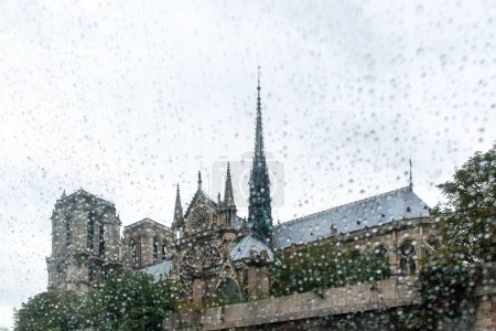 Foto de Una hermosa toma de la Catedral de Notre-Dame de París detrás de una ventana cubierta de gotas de lluvia - Imagen libre de derechos