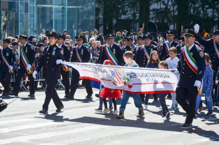Foto de El desfile anual del Día de la Herencia Italiana marcha por la Quinta Avenida en el centro de Manhattan, Nueva York - Imagen libre de derechos