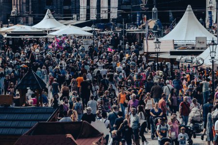 Téléchargez les photos : La foule dans la rue au Festival de la ville de Dresde un jour - en image libre de droit