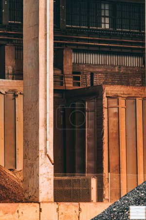 Téléchargez les photos : Une séquence verticale d'une construction avec un pilier à l'avant et des constructions avec des fenêtres autour - en image libre de droit