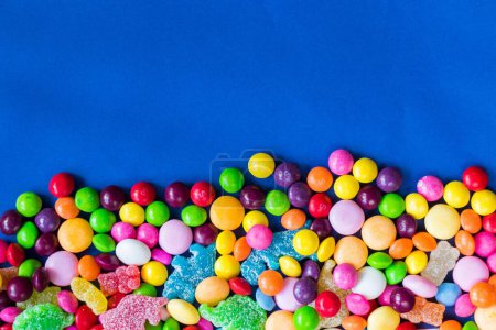 Foto de Una mezcla variada de varios caramelos coloridos y gelatinas - Imagen libre de derechos