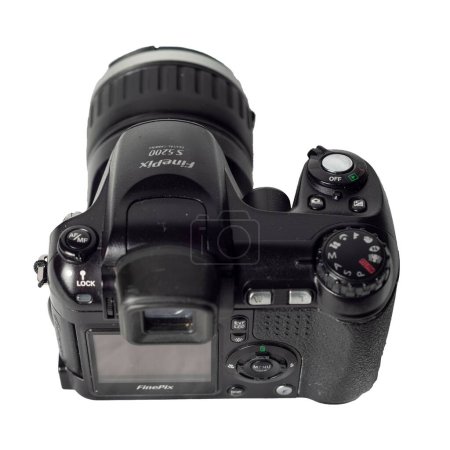 Foto de Una vieja cámara digital 2005 con Fujifilm faltante FinePix S5200 aislada sobre un fondo blanco - Imagen libre de derechos