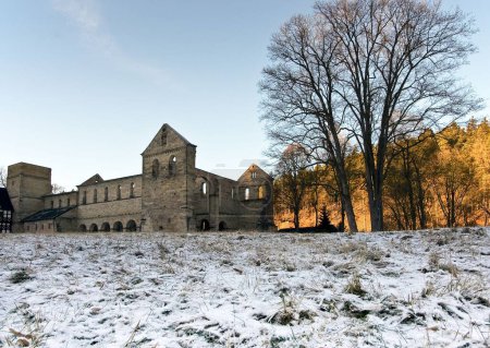 Foto de Una hermosa vista de las ruinas del monasterio de Paulinzella en la luz de la tarde de invierno, Alemania - Imagen libre de derechos