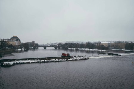 Foto de Una hermosa vista del puente sobre el río Moldava en Praga, Chequia - Imagen libre de derechos