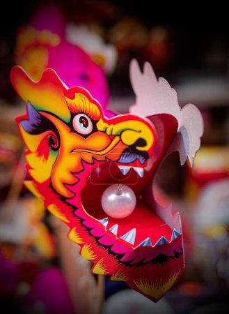Téléchargez les photos : Plan rapproché d'une décoration colorée de dragon pour le Nouvel An à Chinatown, Londres - en image libre de droit