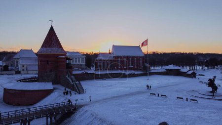 Téléchargez les photos : Le château de Kaunas couvert de neige en hiver - en image libre de droit