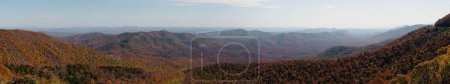 Foto de Una panorámica de barrido de las montañas del parque de la cresta azul en el otoño - Imagen libre de derechos