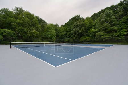 Téléchargez les photos : Incroyable nouveau court de tennis bleu avec des lignes blanches et gris hors limites - en image libre de droit