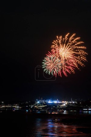 Foto de Los fuegos artificiales durante los campeonatos de fuegos artificiales británicos que explotan sobre la ciudad iluminada Plymouth Cornwall - Imagen libre de derechos